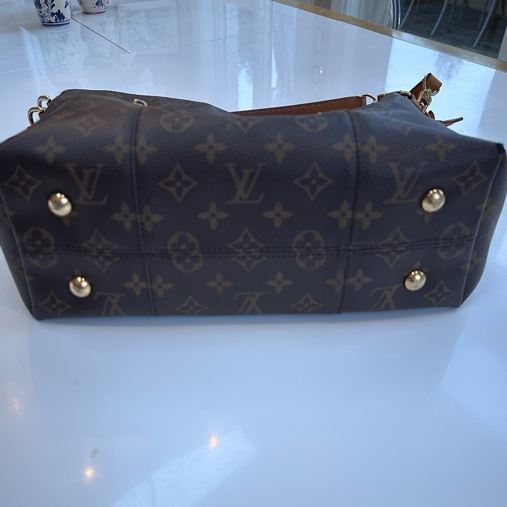 Louis Vuitton - Picture 6 of 15